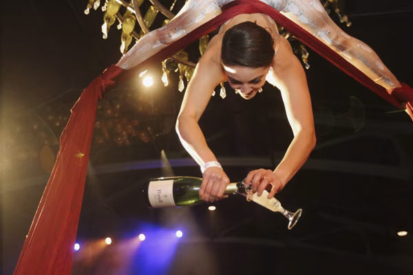 champagne aerialist bartender serving champane in Dallas